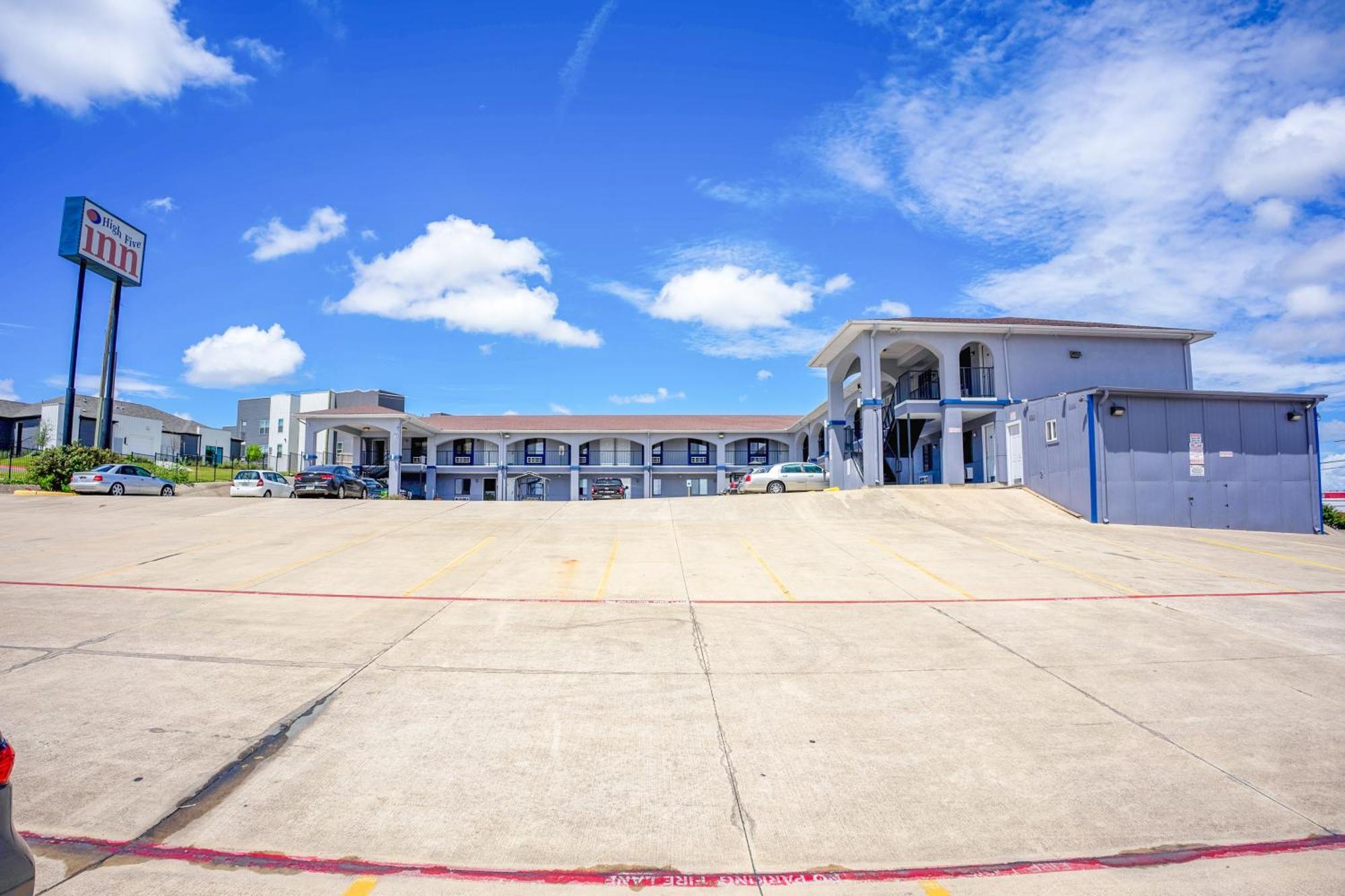 High Five Inn By Oyo Killeen Bagian luar foto
